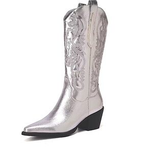 *NWT* Women’s silver metallic cowboy boots sz 7 & 8